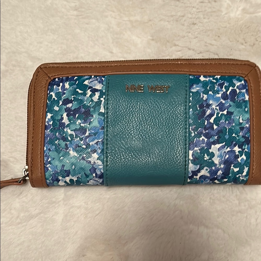 Nine West Blue Floral Brown Trim Wallet Full Zip